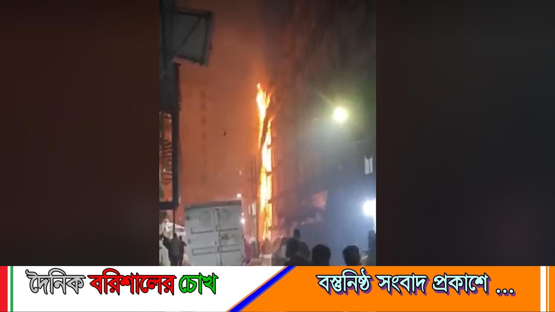 ডিএমপির নিষেধাজ্ঞা উপেক্ষা করে আতশবাজি: মিরপুরে বহুতল ভবনে ভয়াবহ অগ্নিকাণ্ড