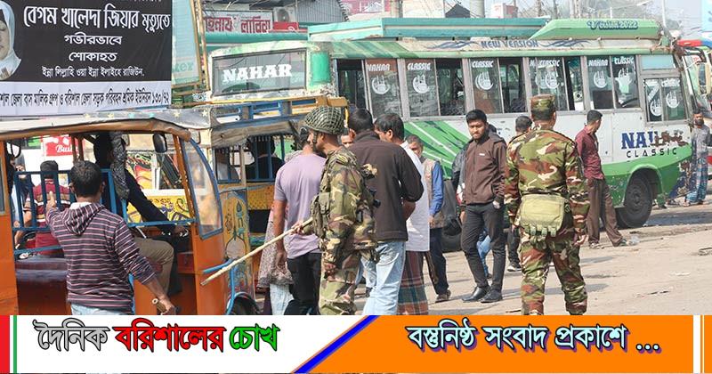 বরিশাল কেন্দ্রীয় বাস টার্মিনালে সেনাবাহিনীর নিয়ন্ত্রণে স্বস্তি, যানজটমুক্ত চলাচল