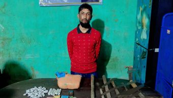 ​বেতাগীতে নৌবাহিনীর ঝটিকা অভিযান: গাঁজা ও অস্ত্রসহ মাদক কারবারি আটক