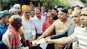 উজিরপুরে অগ্নিকাণ্ডে ক্ষতিগ্রস্তদের পাশে বিএনপি নেতা মো. দুলাল