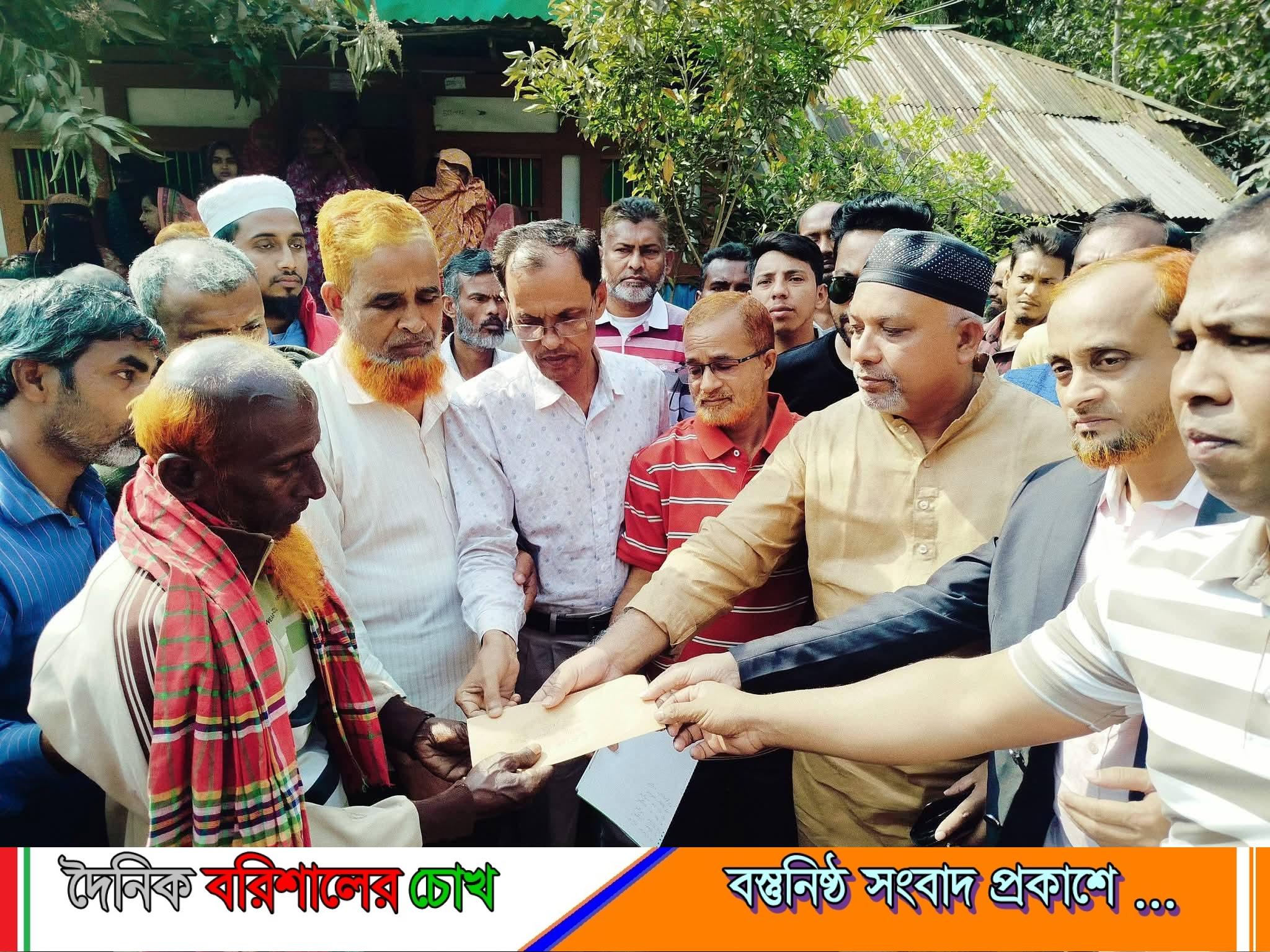 উজিরপুরে অগ্নিকাণ্ডে ক্ষতিগ্রস্তদের পাশে বিএনপি নেতা মো. দুলাল