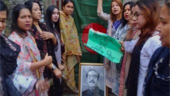 দীর্ঘ দেড় বছর পর ধানমণ্ডি ৩/এ এলাকায় আওয়ামী লীগ সভাপতির রাজনৈতিক কার্যালয়ের সামনে ঝটিকা মিছিল করেছে নিষিদ্ধ ঘোষিত যুব মহিলা লীগের ১০-১২ জন নেতাকর্মী।