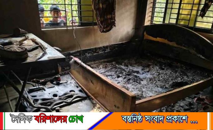 বাকেরগঞ্জে আওয়ামী লীগ নেতার বাড়িতে অগ্নিসংযোগ, তদন্তে পুলিশ