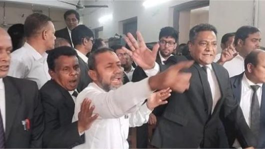 বরিশাল জেলা আইনজীবী সমিতি নির্বাচনে মনোনয়ন ফরম বিতরণে অনিয়মের অভিযোগ: আদালত প্রাঙ্গণে উত্তেজনা